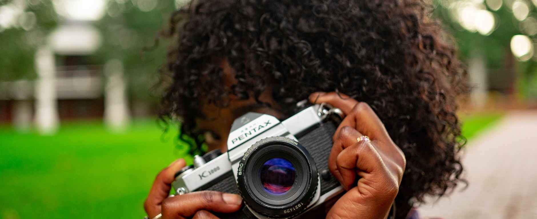 mujer tomando una foto con una cámara