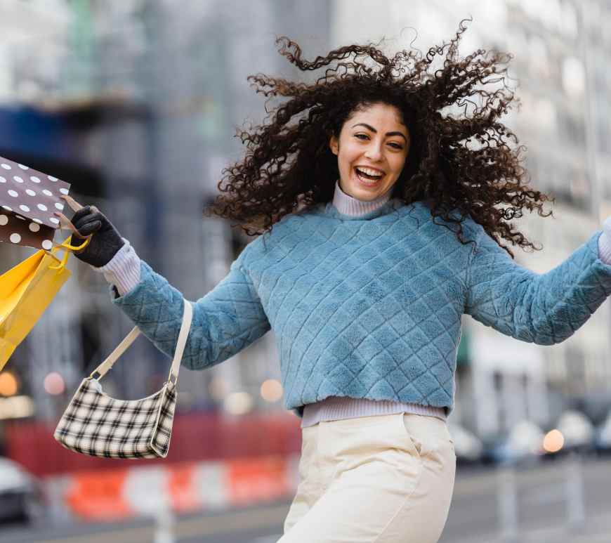 mujer feliz con compras de reworth